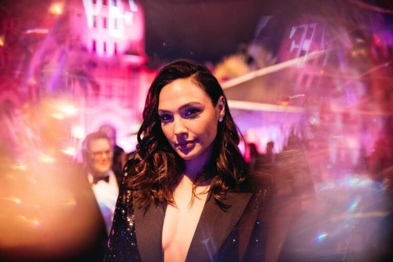 Gal Gadot Recebe Estrela na Calçada da Fama Às Vésperas de Estreia em “Branca de Neve”