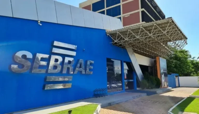 Ato de certificação do Sebrae aprimora Salas do Empreendedor em 139 municípios para melhor atendimento aos pequenos negócios.