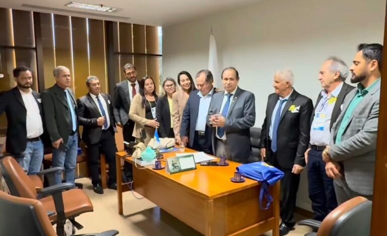 Deputado Federal Eli Borges destaca parceria com Colméia em encontro com autoridades locais.