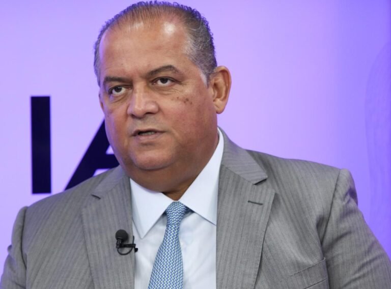 Eduardo Gomes busca regulamentação equilibrada para direitos na IA.