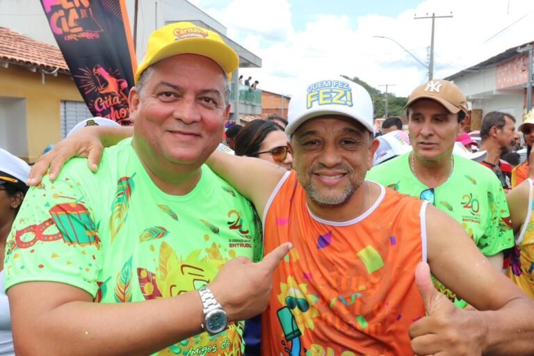 No carnaval de Arraias, Eduardo Gomes caminha entre populares com Dorinha, Gaguim e prefeito Herman, fortalecendo base regional rumo à reeleição.