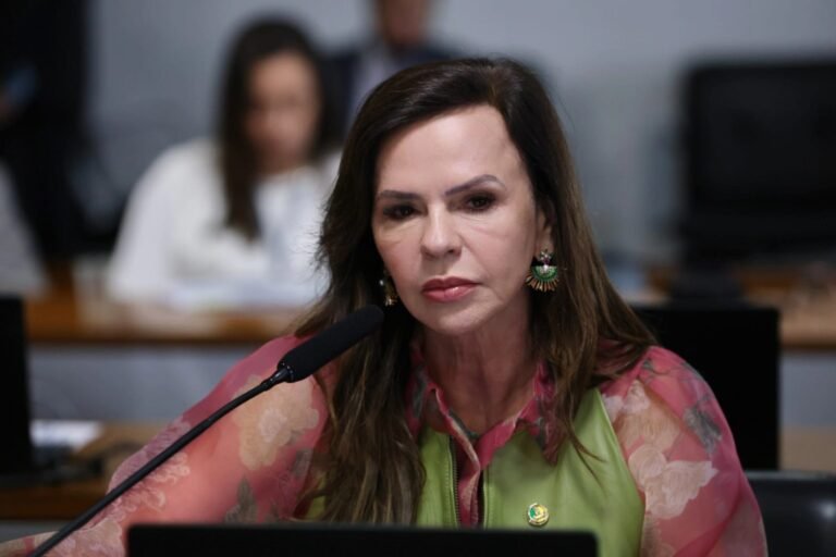 Senado aprova licença remunerada para pais de crianças com câncer, projeto da Professora Dorinha.