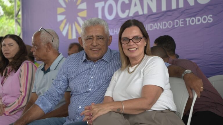 Parlamentares acompanham entrega de quadra poliesportiva na escola estadual de Novo Alegre.